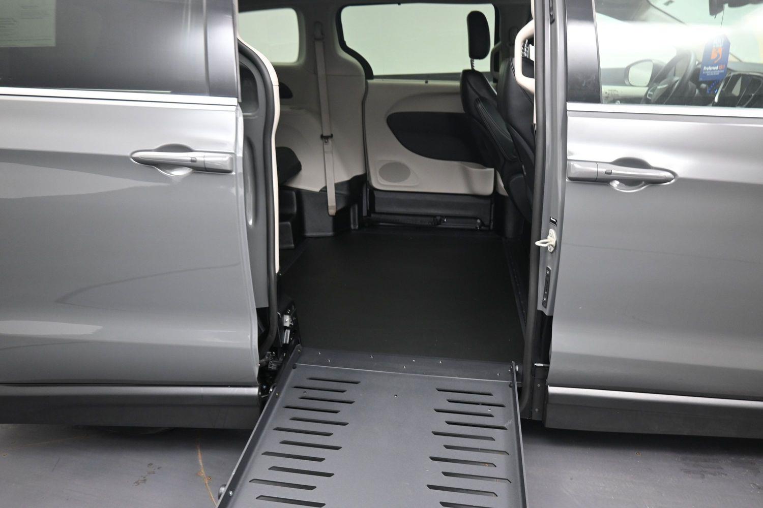 Pre-Owned 2023 Chrysler Pacifica Touring L