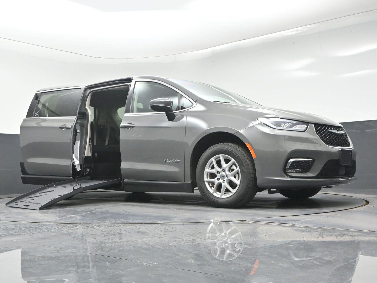 Pre-Owned 2023 Chrysler Pacifica Touring L