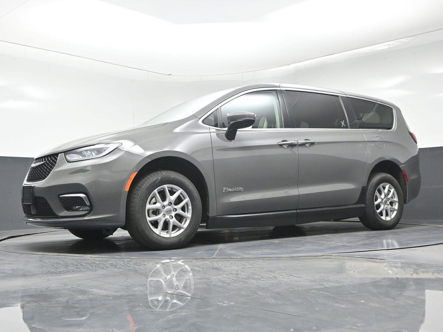 Pre-Owned 2023 Chrysler Pacifica Touring L