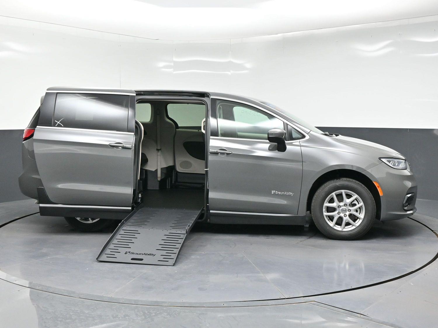 Pre-Owned 2023 Chrysler Pacifica Touring L