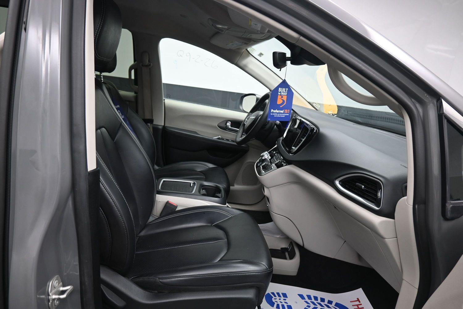 Pre-Owned 2023 Chrysler Pacifica Touring L