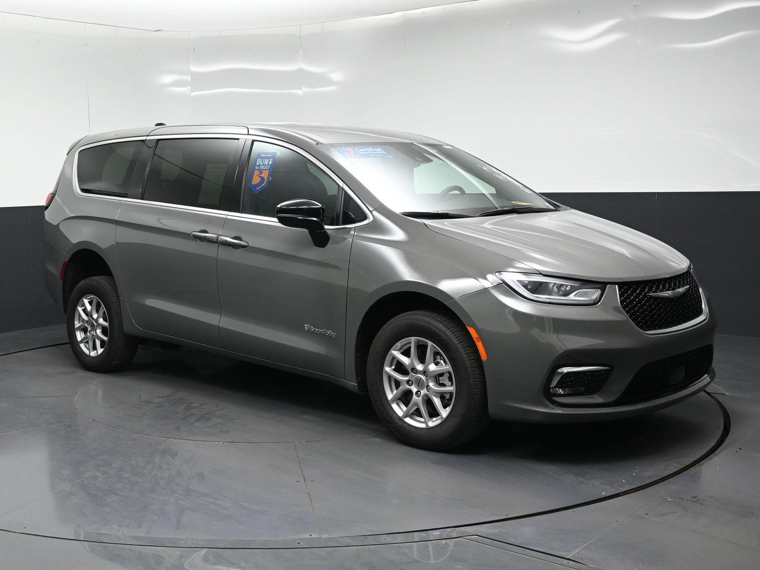Certified Pre-Owned 2025 Chrysler Pacifica Select