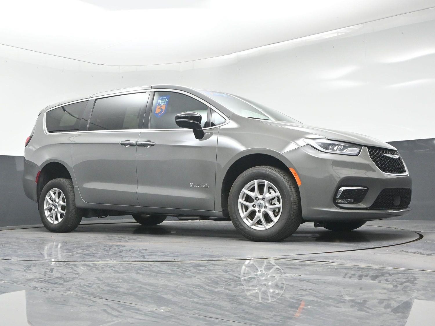 Certified Pre-Owned 2025 Chrysler Pacifica Select