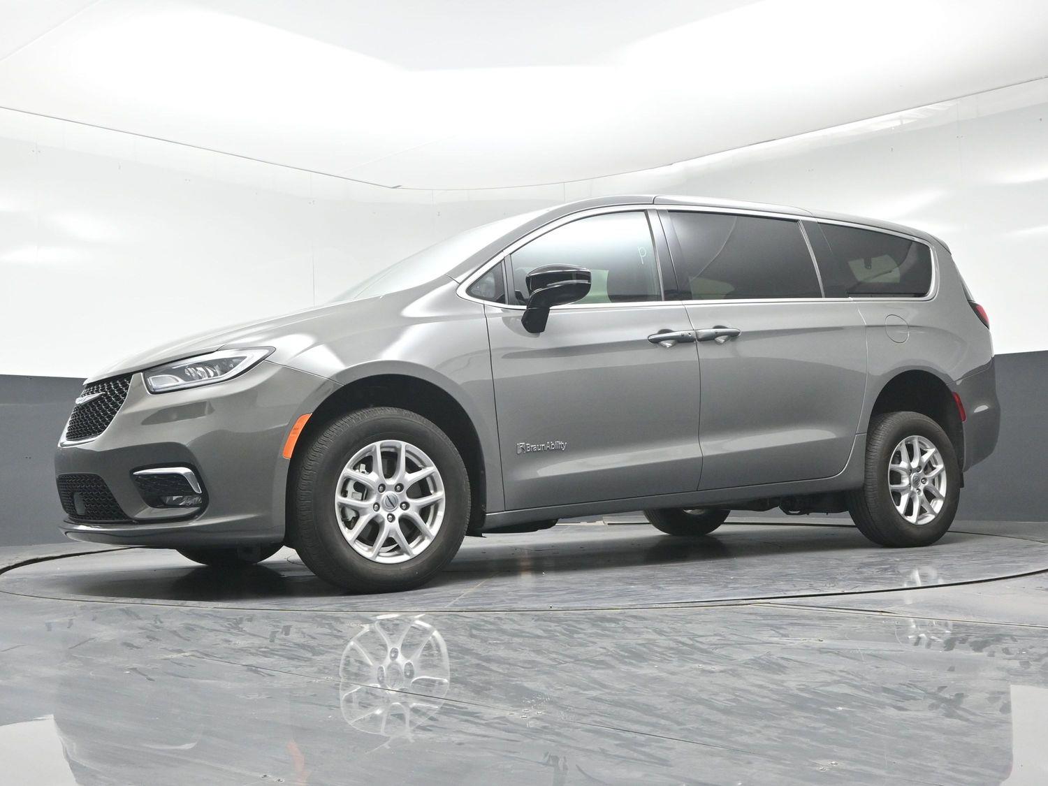 Certified Pre-Owned 2025 Chrysler Pacifica Select