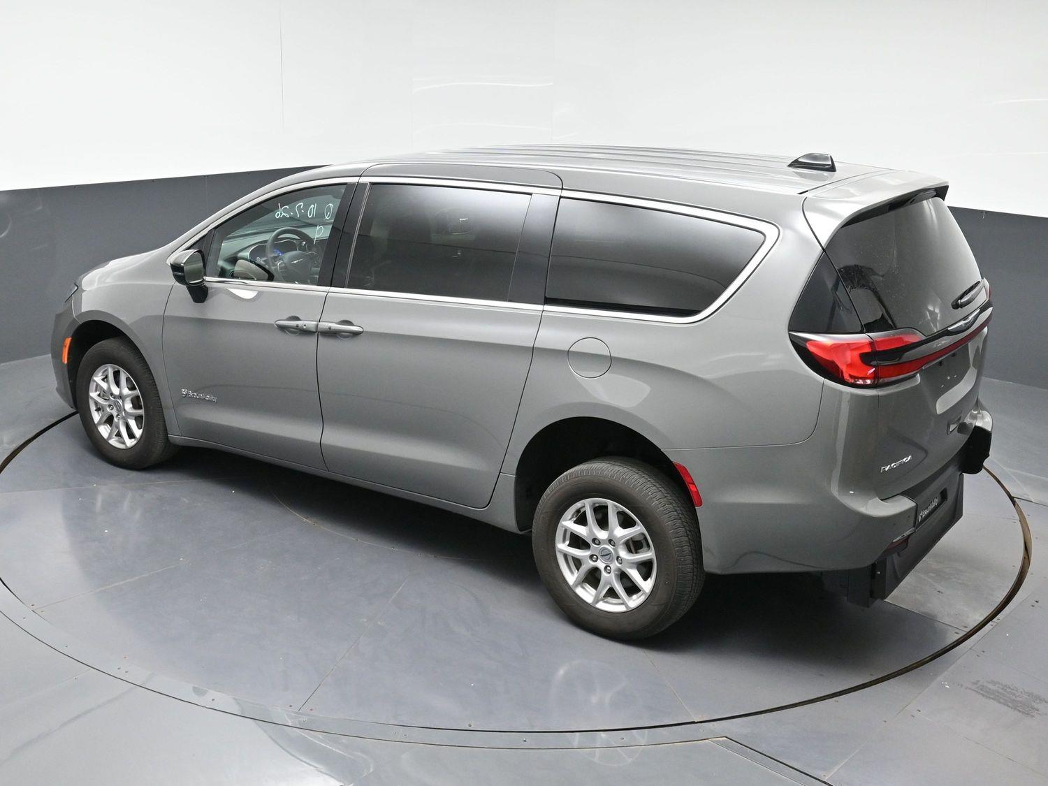 Certified Pre-Owned 2025 Chrysler Pacifica Select
