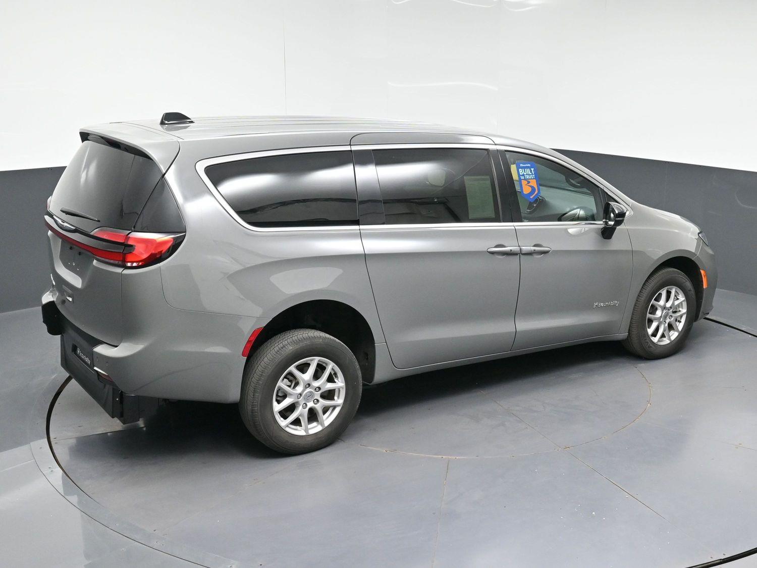 Certified Pre-Owned 2025 Chrysler Pacifica Select