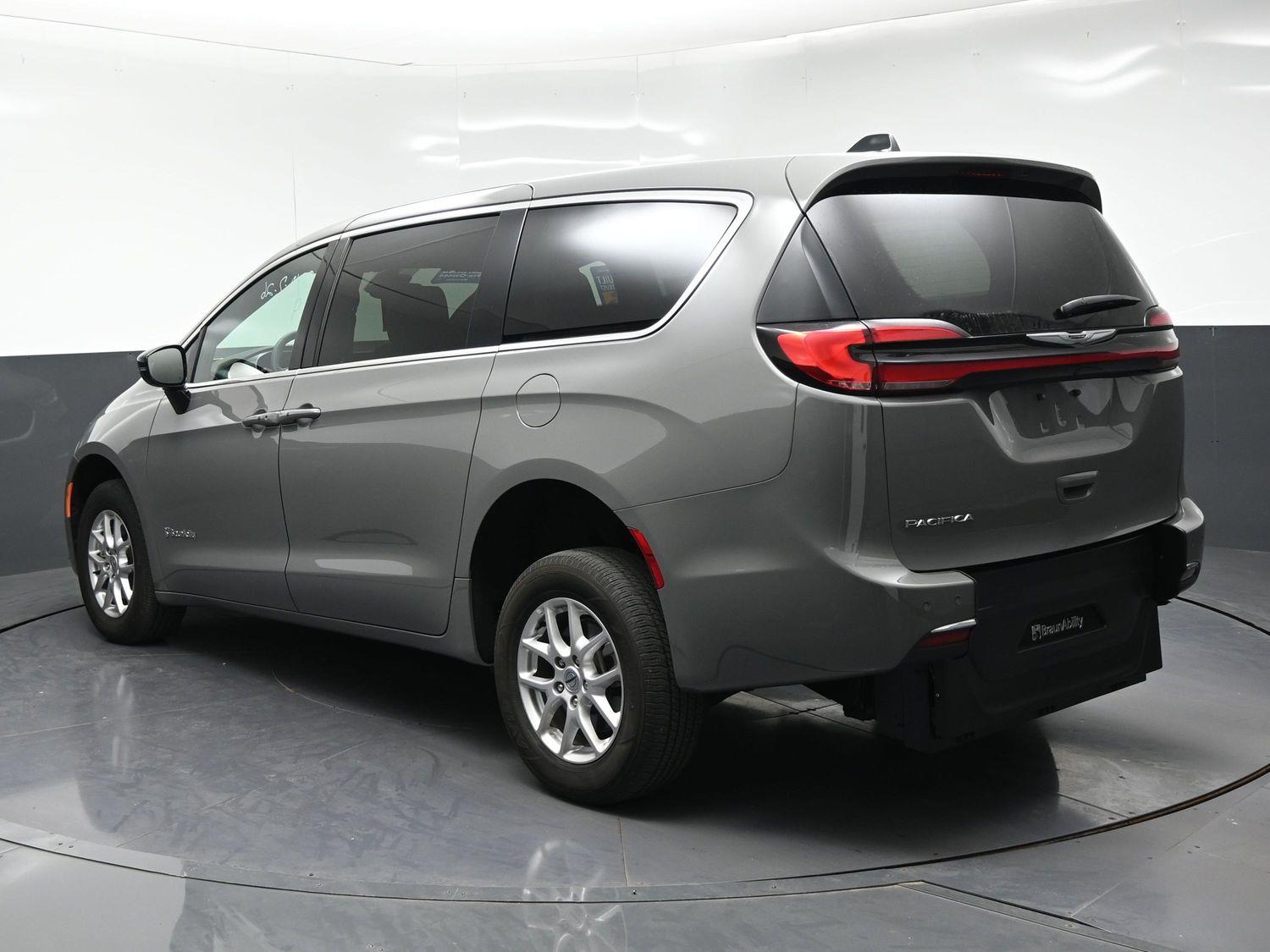 Certified Pre-Owned 2025 Chrysler Pacifica Select