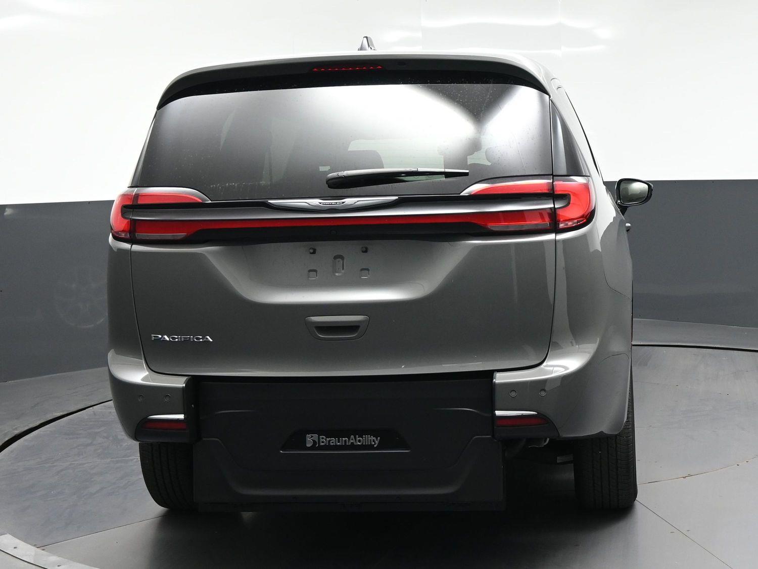 Certified Pre-Owned 2025 Chrysler Pacifica Select