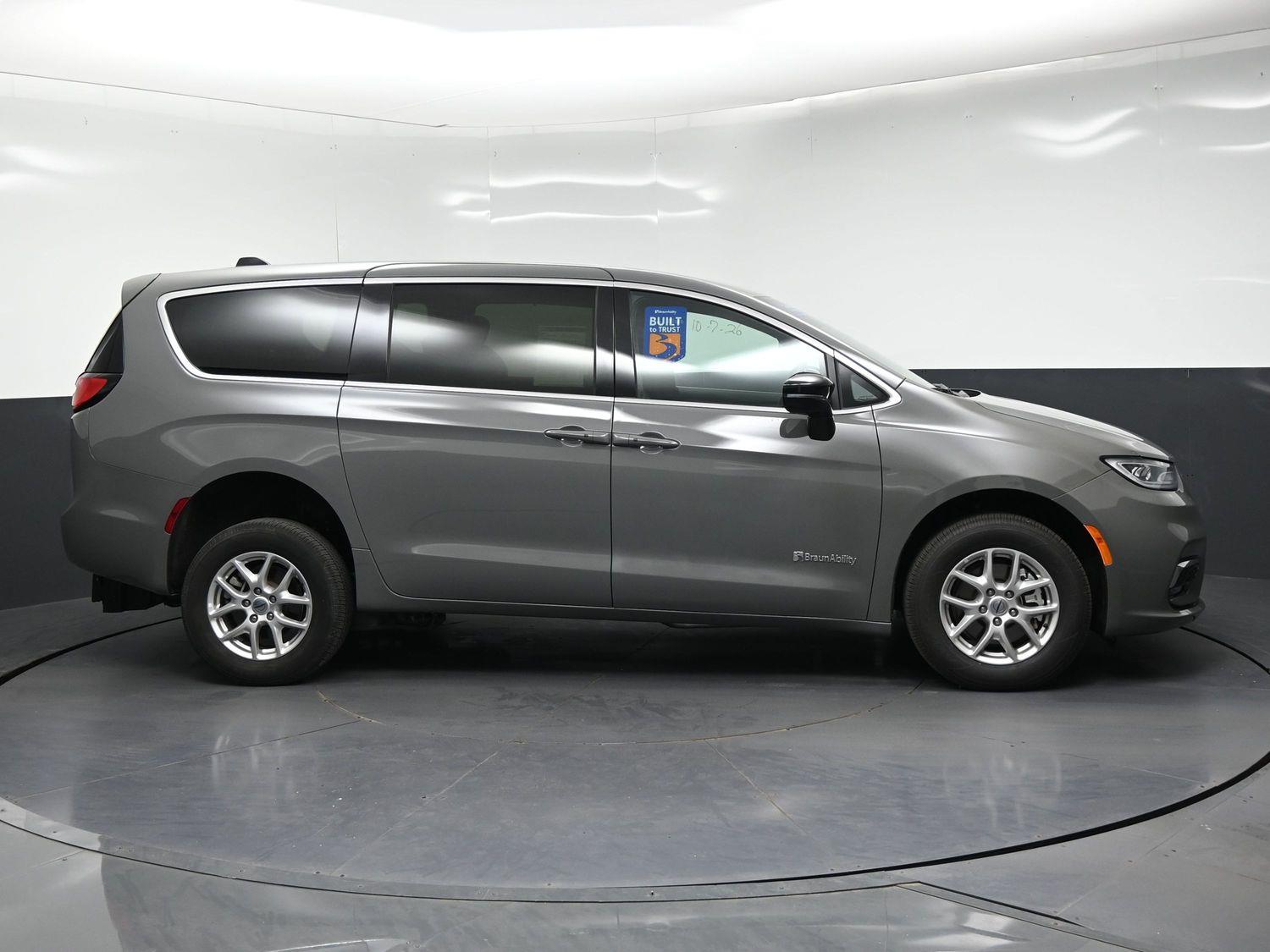 Certified Pre-Owned 2025 Chrysler Pacifica Select