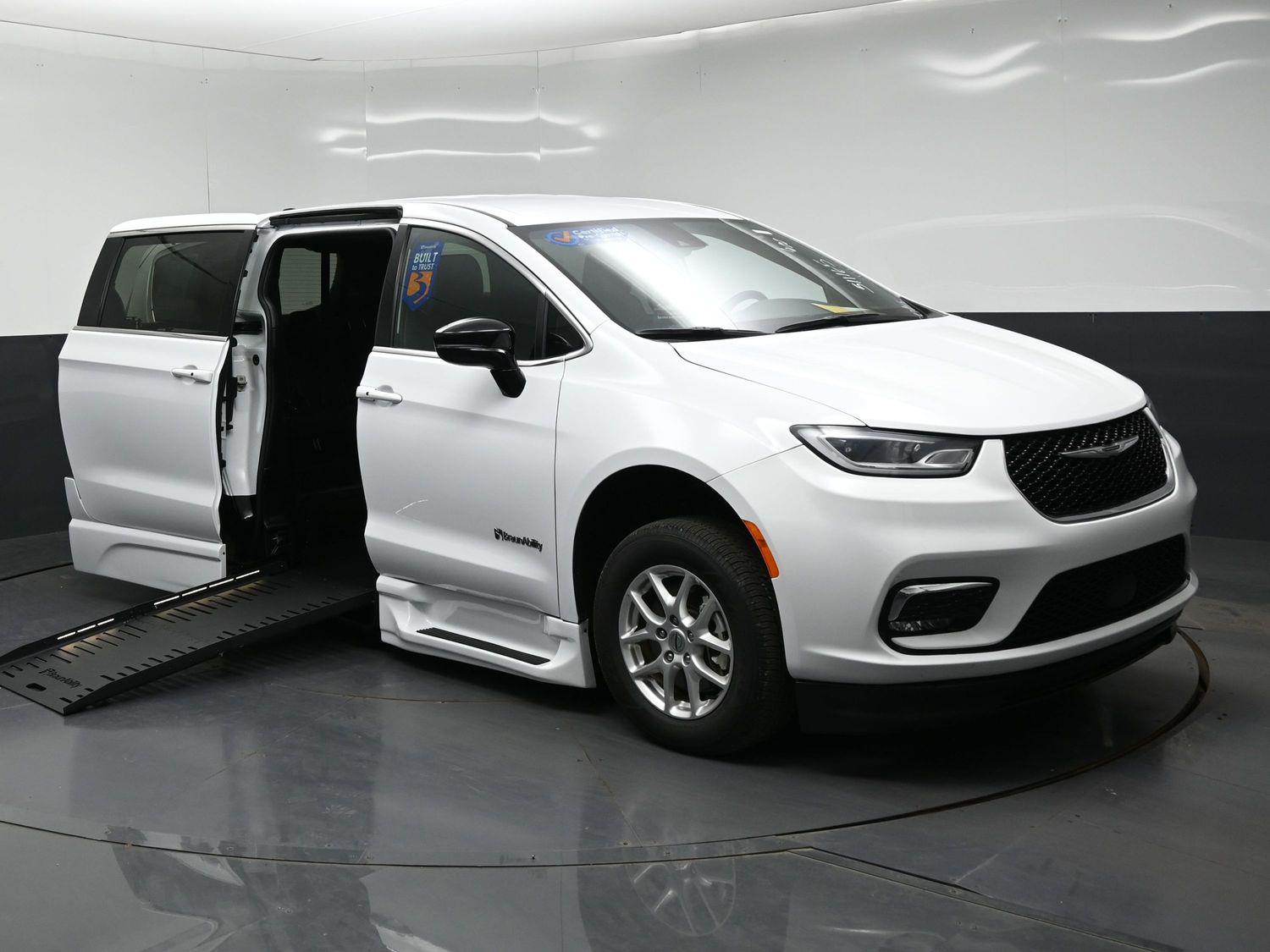 Certified Pre-Owned 2025 Chrysler Pacifica Select
