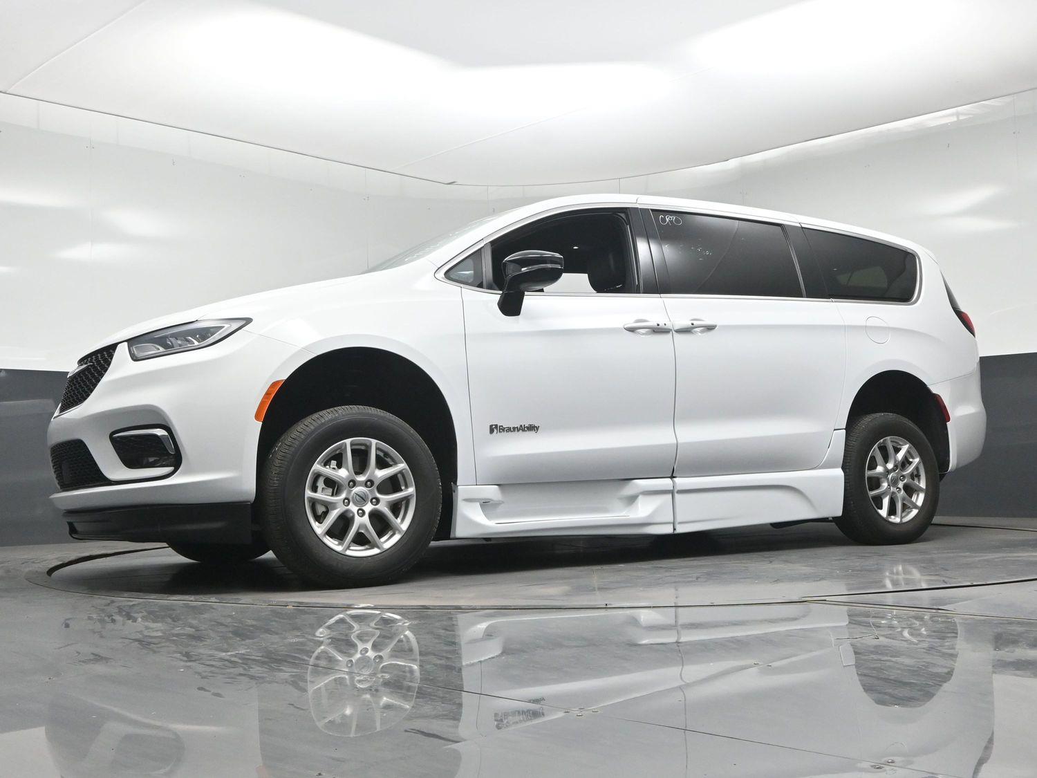 Certified Pre-Owned 2025 Chrysler Pacifica Select