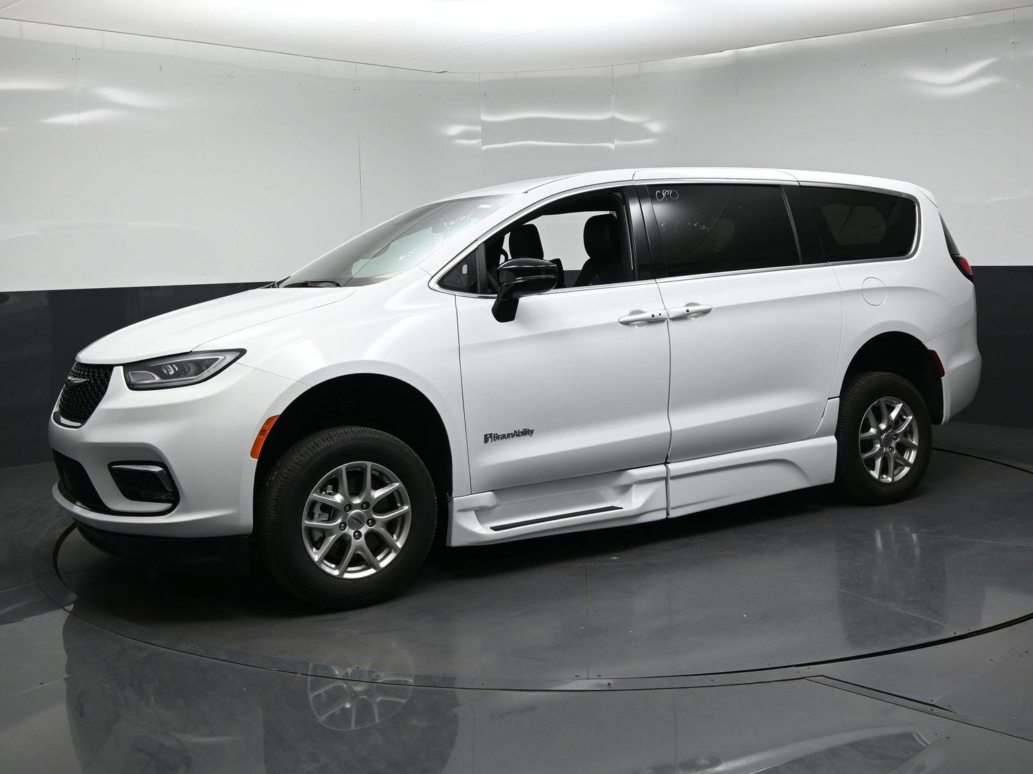 Certified Pre-Owned 2025 Chrysler Pacifica Select