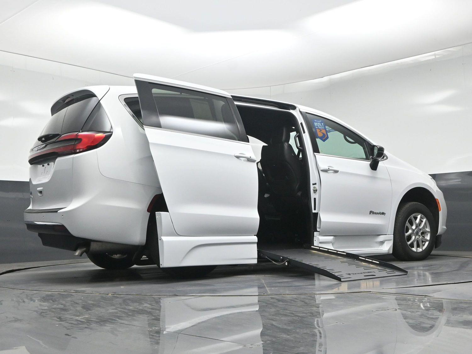 Certified Pre-Owned 2025 Chrysler Pacifica Select