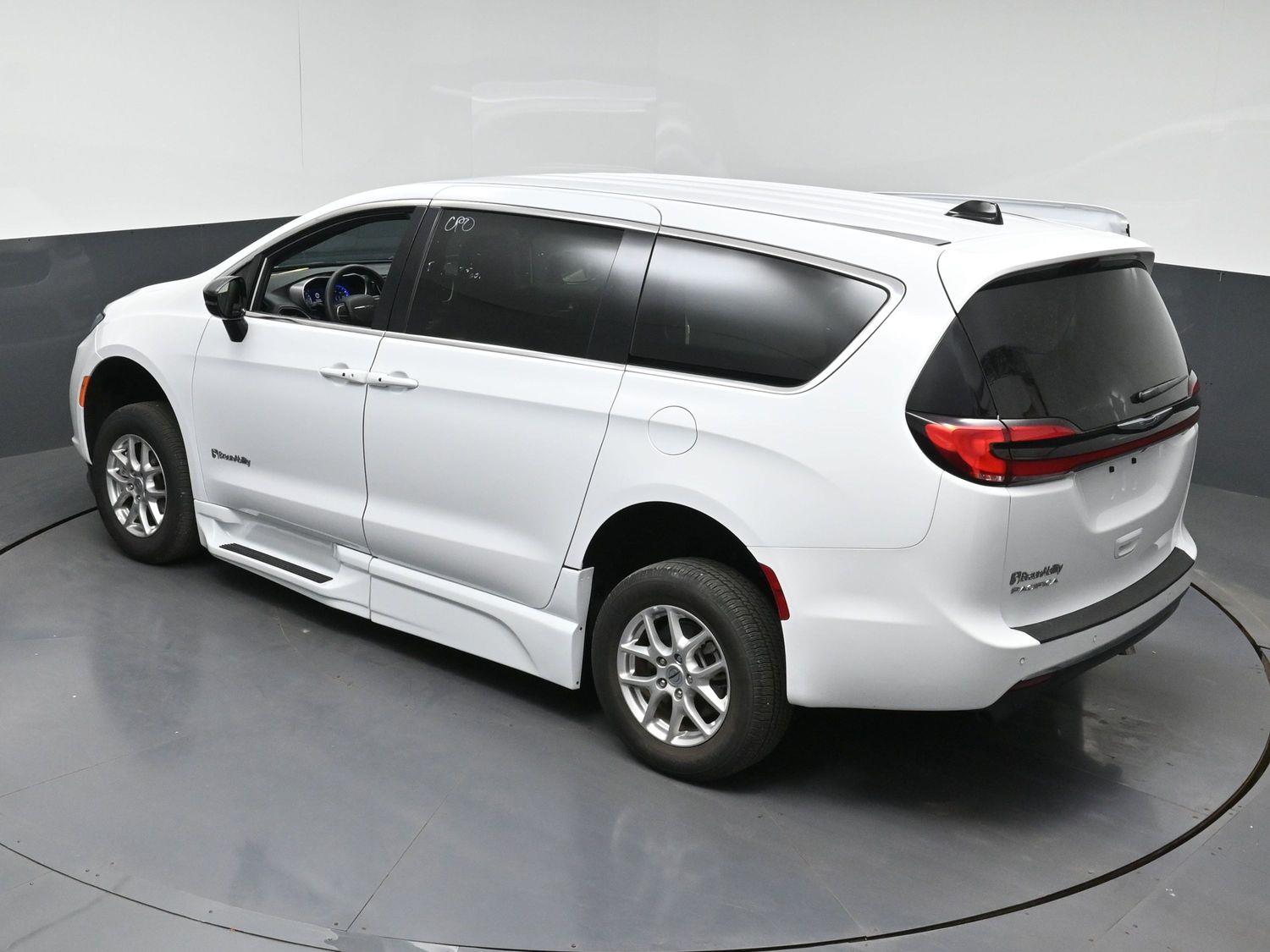 Certified Pre-Owned 2025 Chrysler Pacifica Select