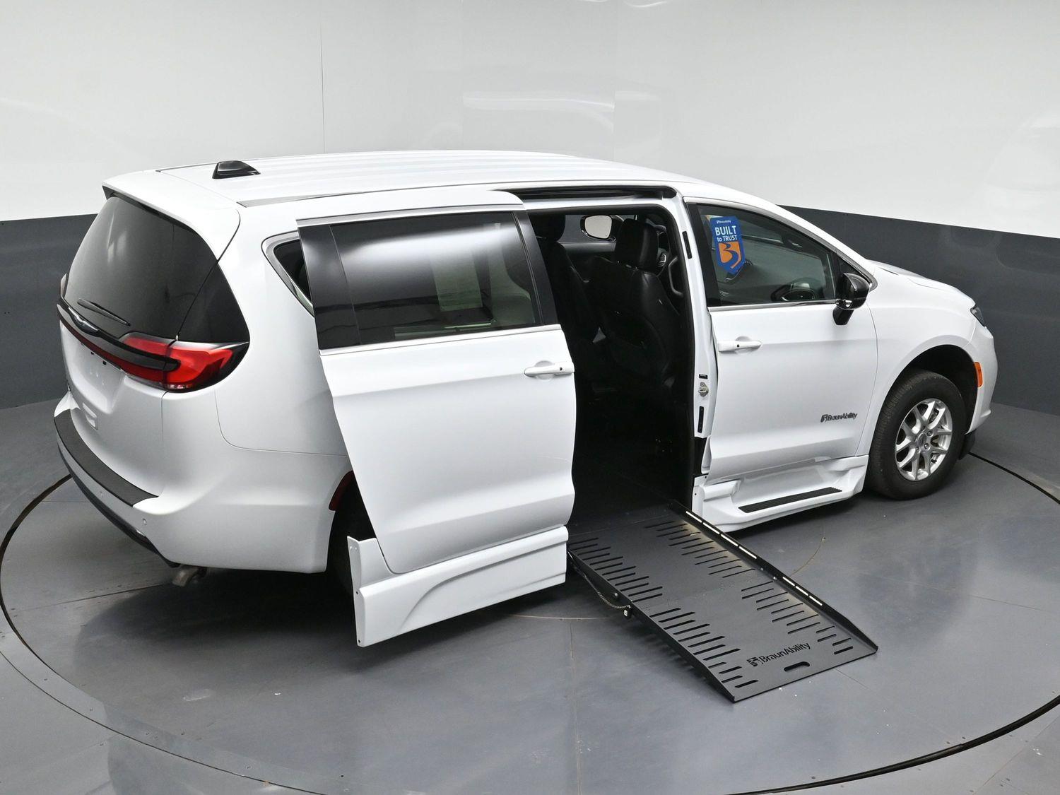 Certified Pre-Owned 2025 Chrysler Pacifica Select