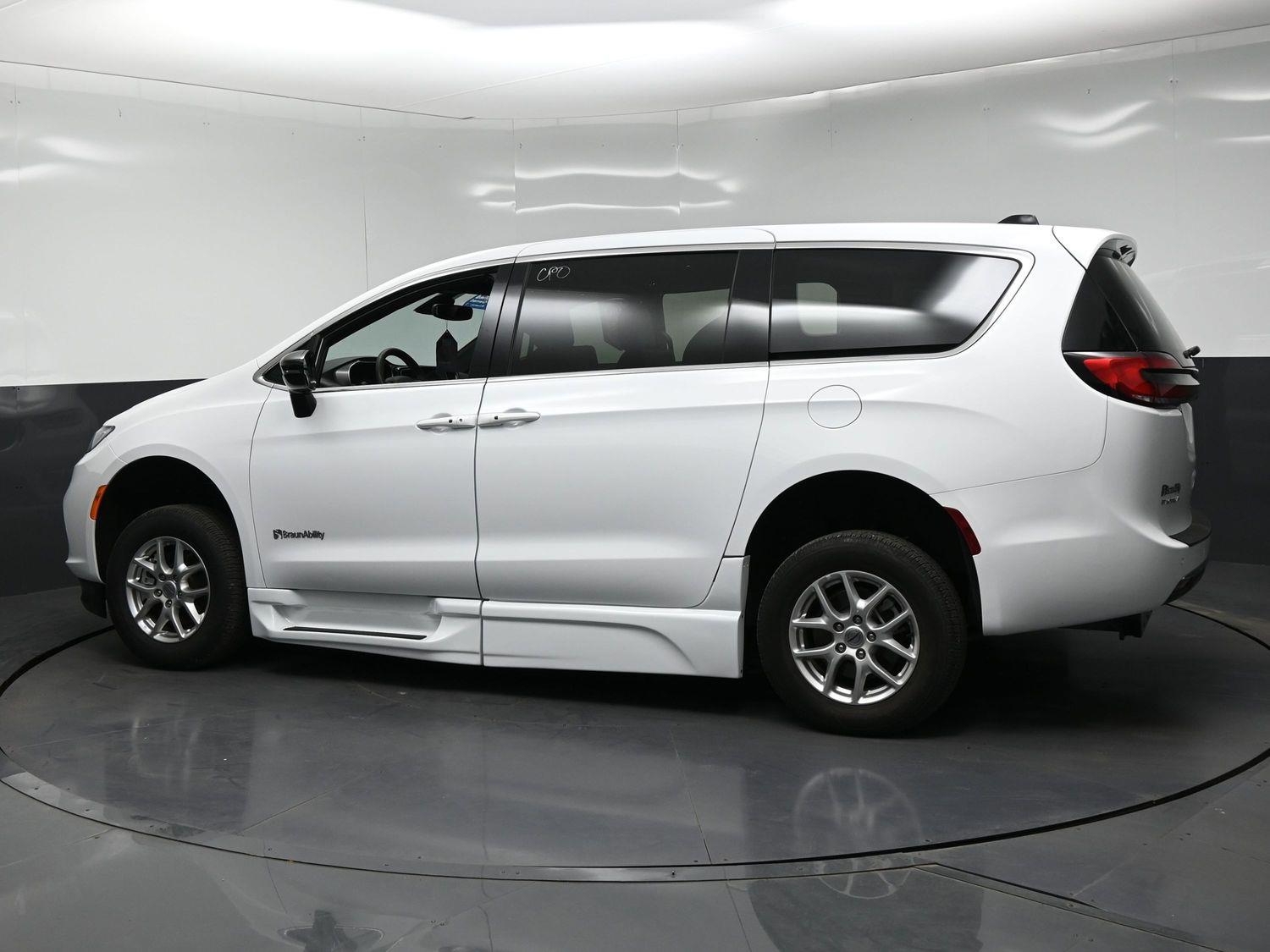 Certified Pre-Owned 2025 Chrysler Pacifica Select