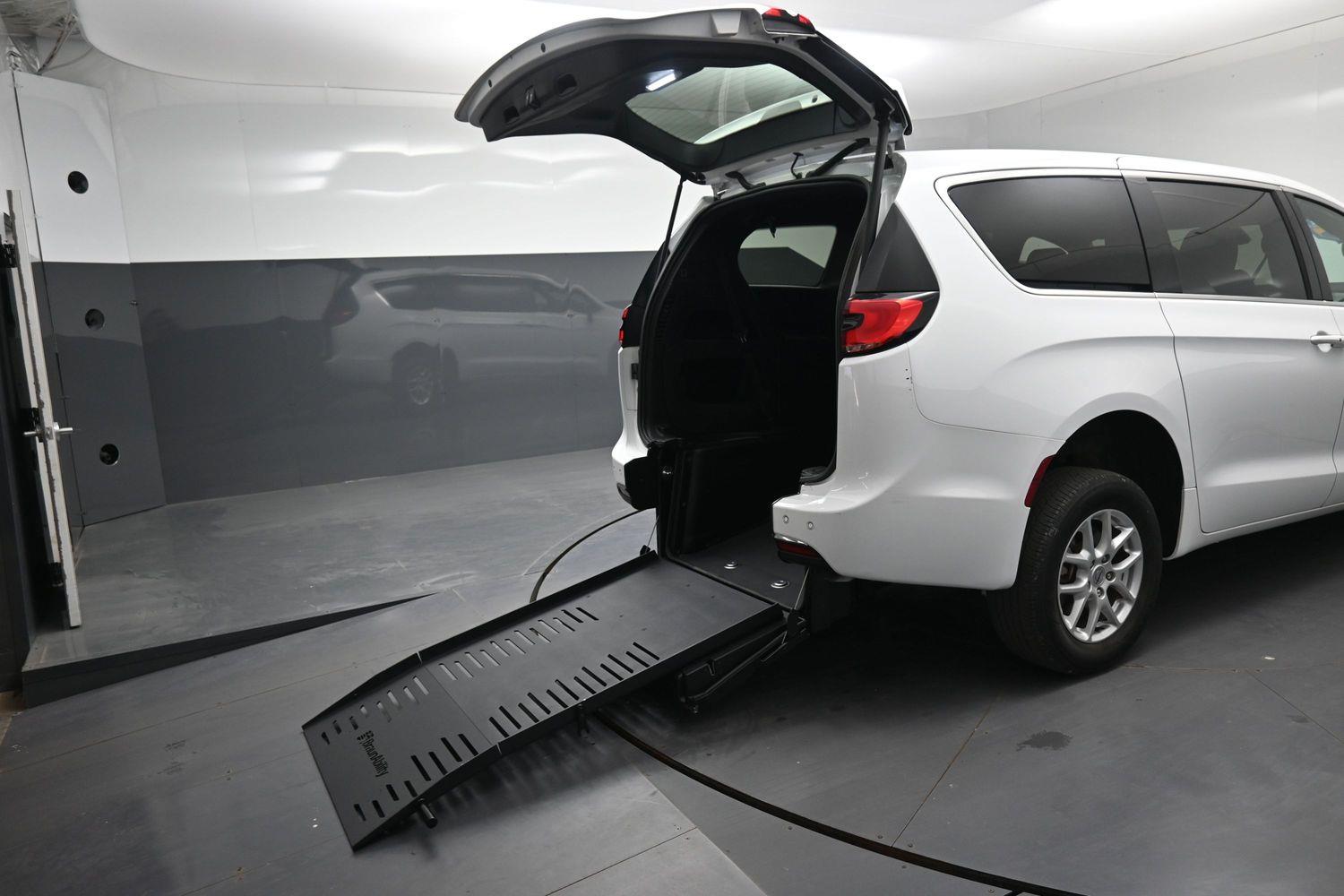 Pre-Owned 2025 Chrysler Pacifica Select