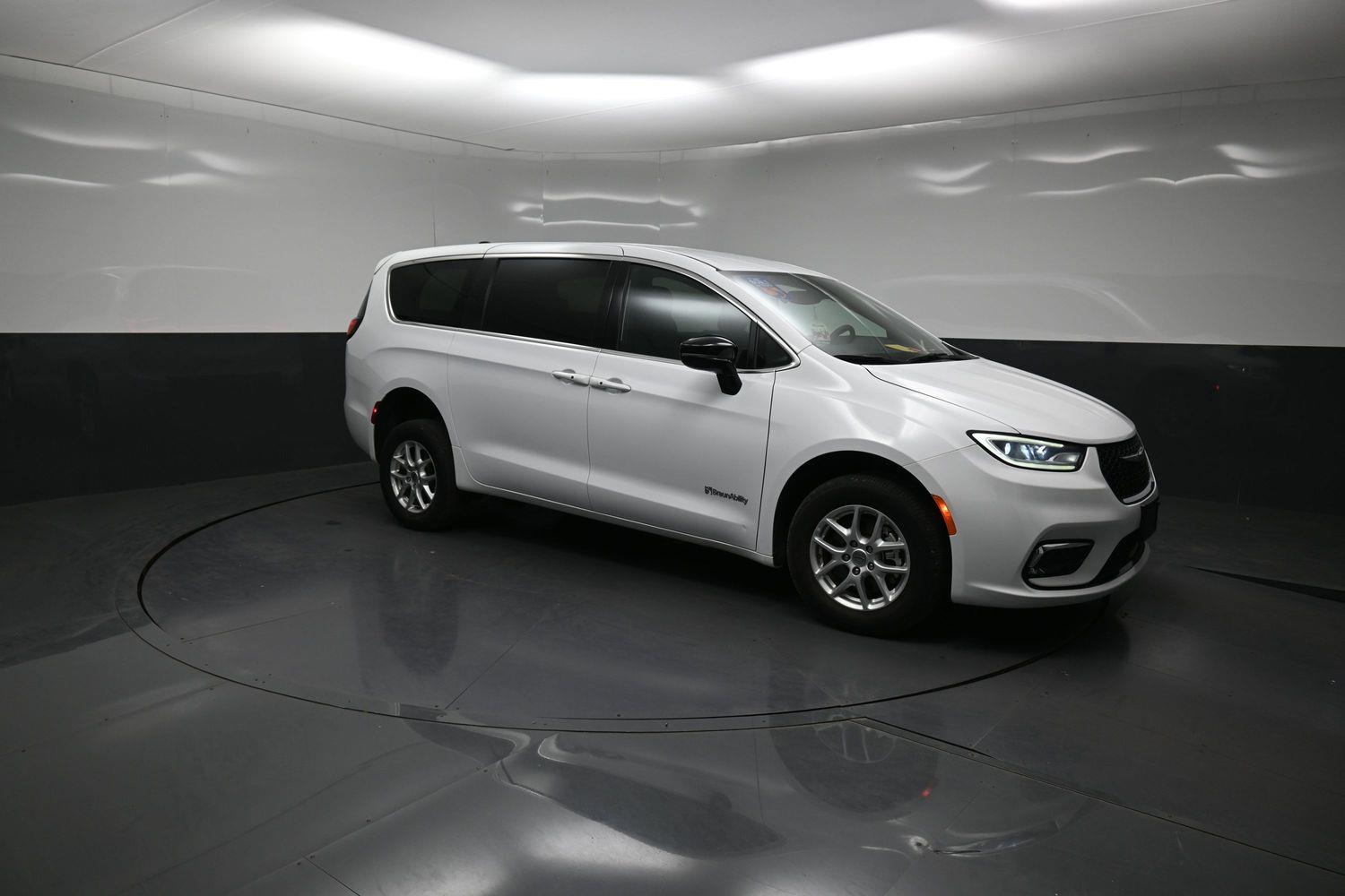 Pre-Owned 2025 Chrysler Pacifica Select