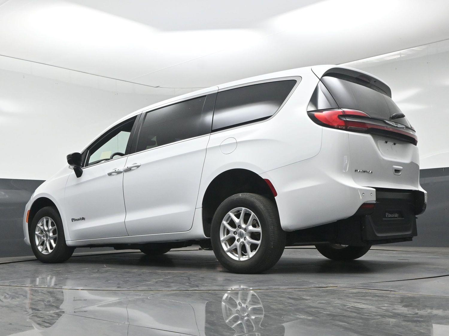 Pre-Owned 2025 Chrysler Pacifica Select