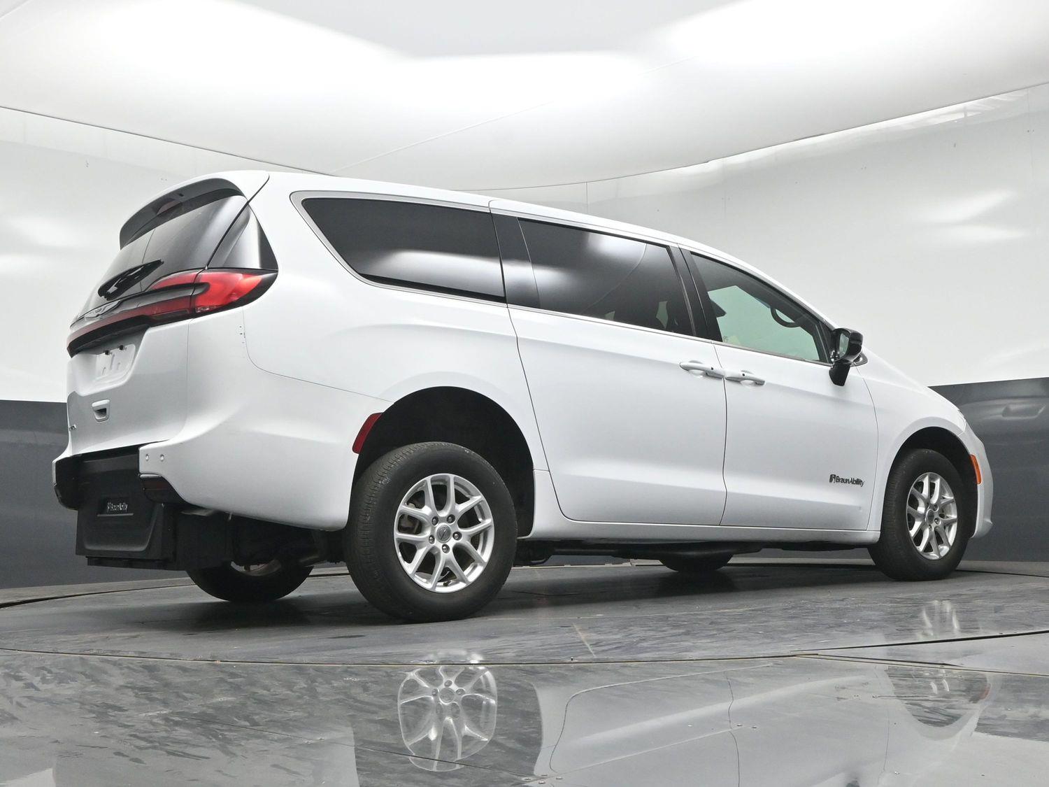 Pre-Owned 2025 Chrysler Pacifica Select