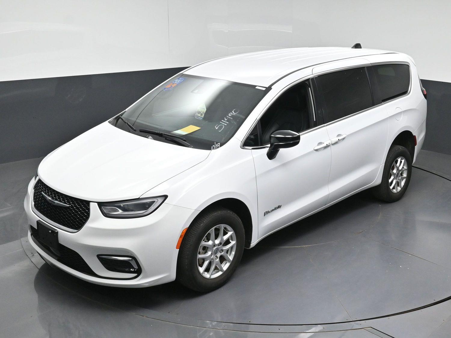 Pre-Owned 2025 Chrysler Pacifica Select