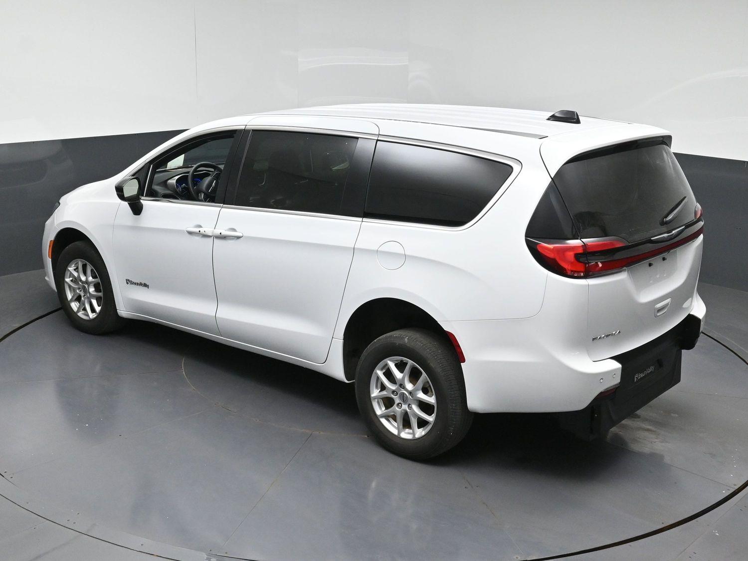 Pre-Owned 2025 Chrysler Pacifica Select