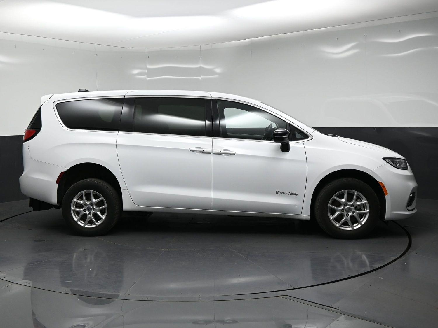 Pre-Owned 2025 Chrysler Pacifica Select