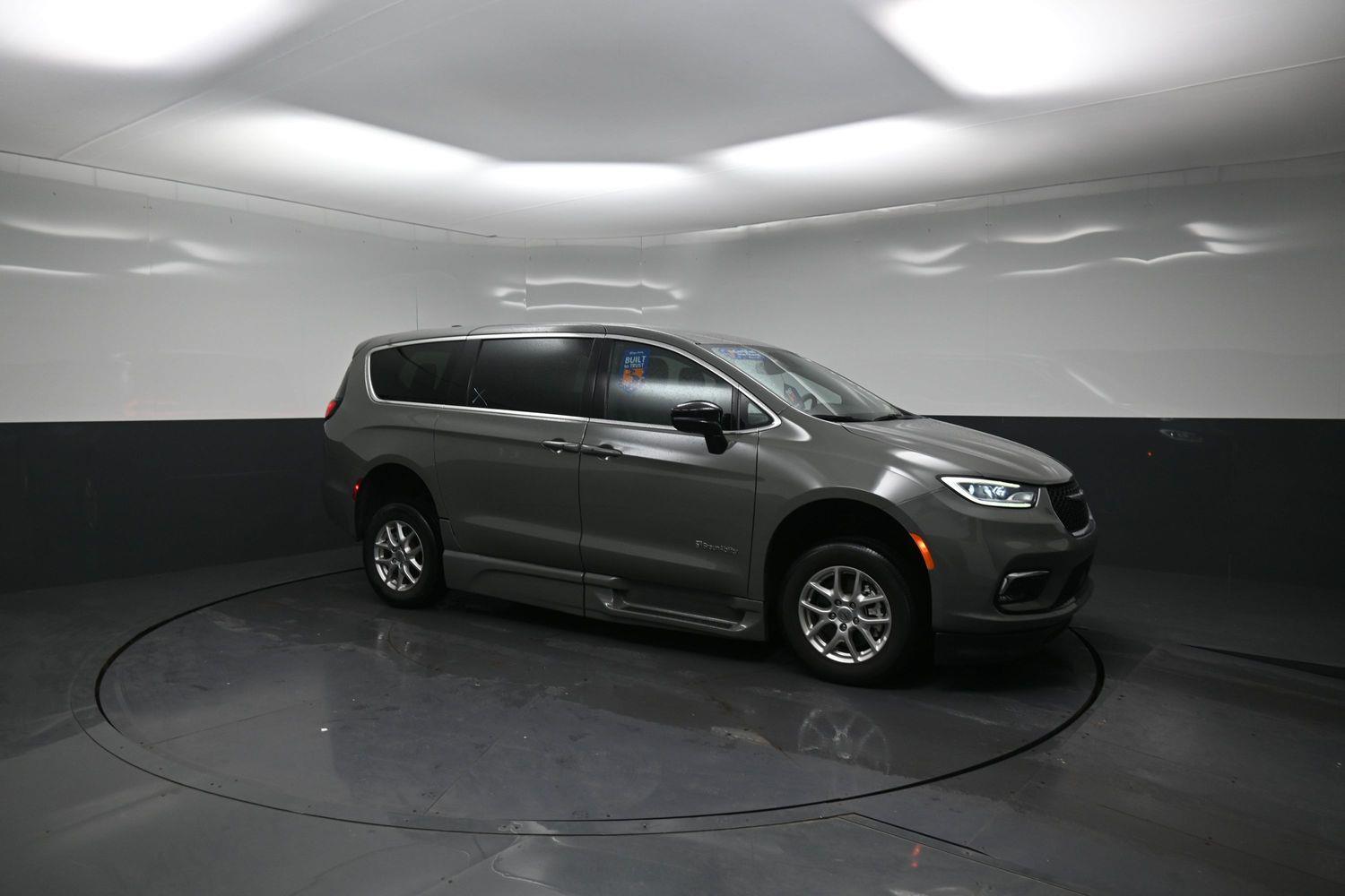 Certified Pre-Owned 2025 Chrysler Pacifica Select