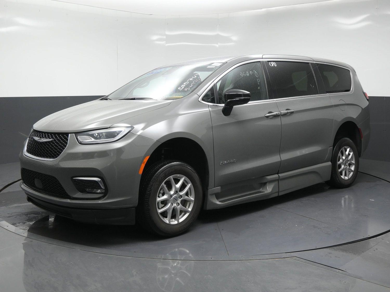 Certified Pre-Owned 2025 Chrysler Pacifica Select