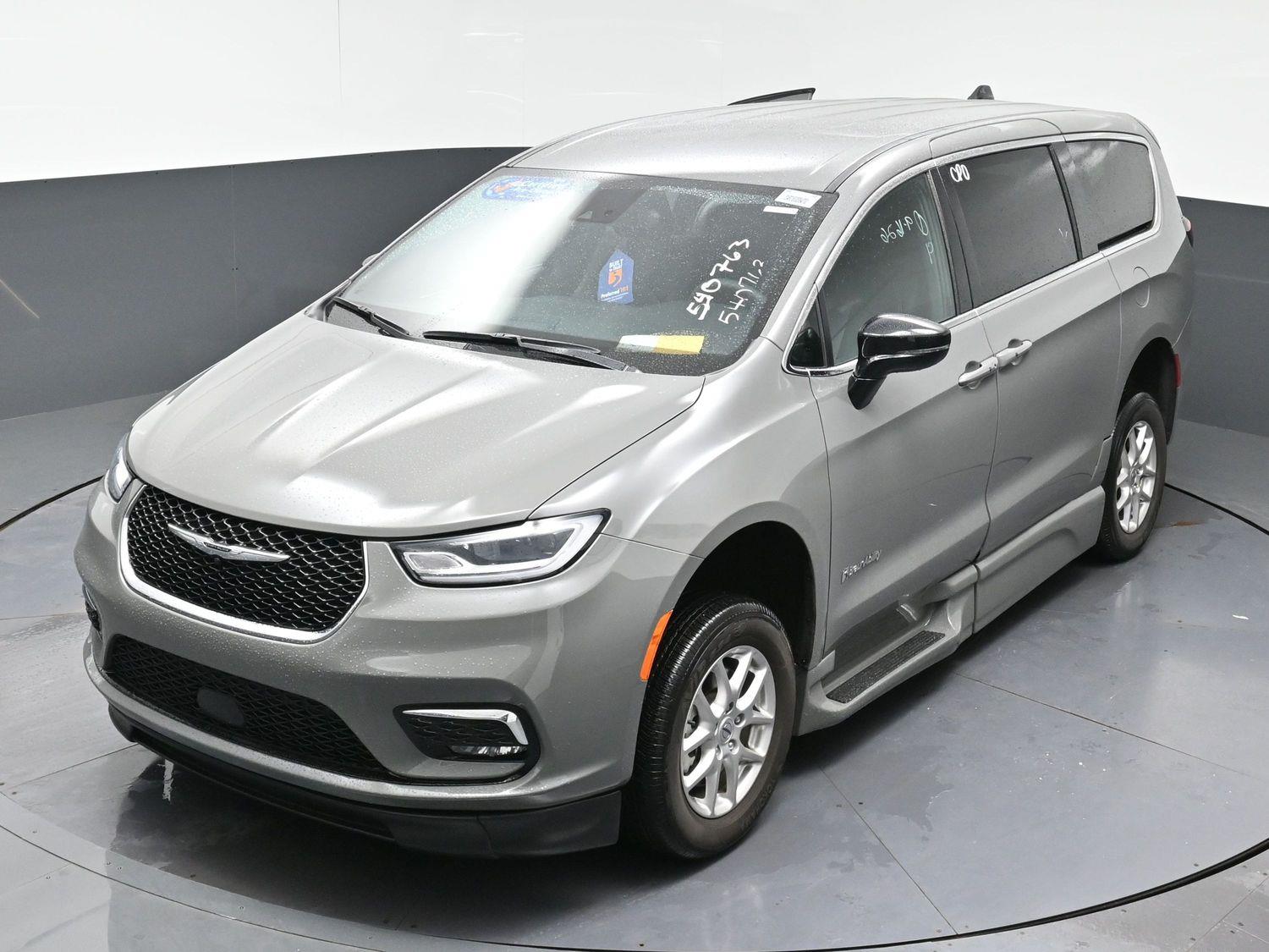 Certified Pre-Owned 2025 Chrysler Pacifica Select