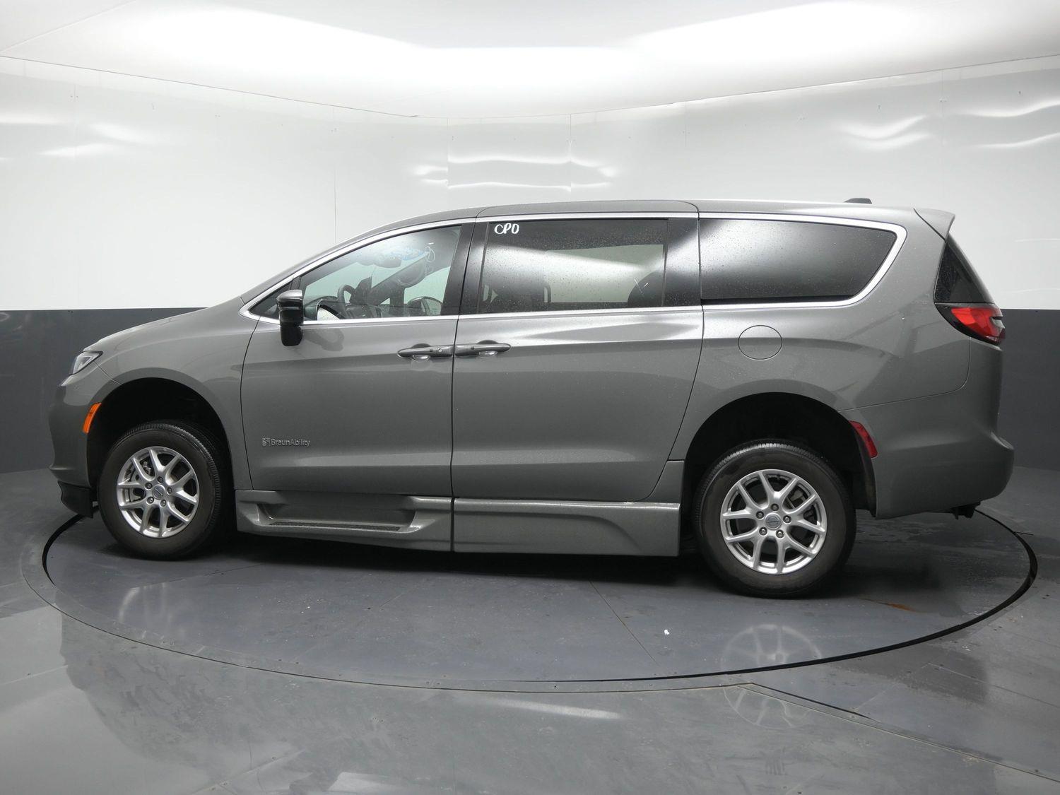 Certified Pre-Owned 2025 Chrysler Pacifica Select
