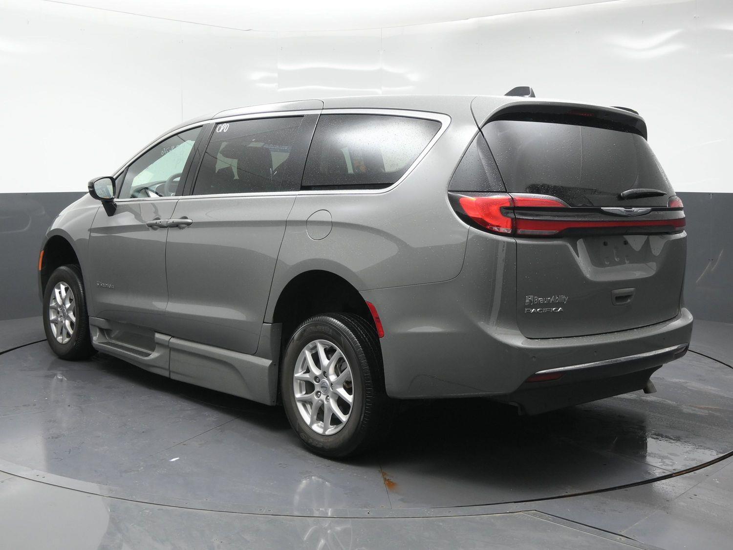 Certified Pre-Owned 2025 Chrysler Pacifica Select