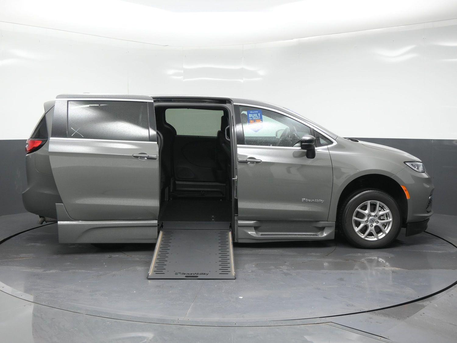 Certified Pre-Owned 2025 Chrysler Pacifica Select
