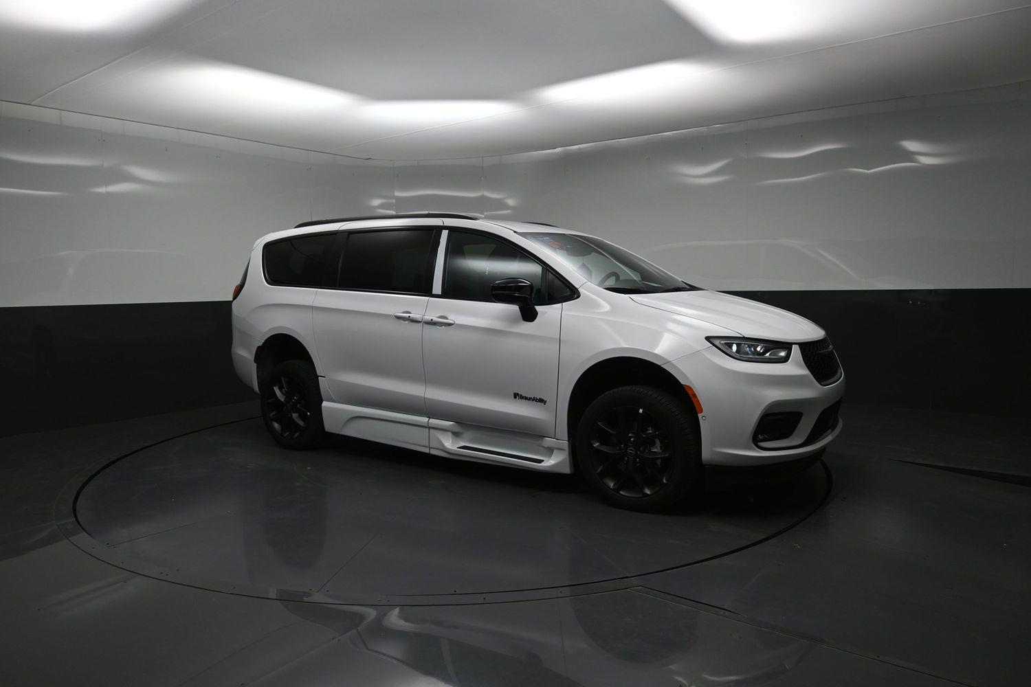 New 2026 Chrysler Pacifica Select