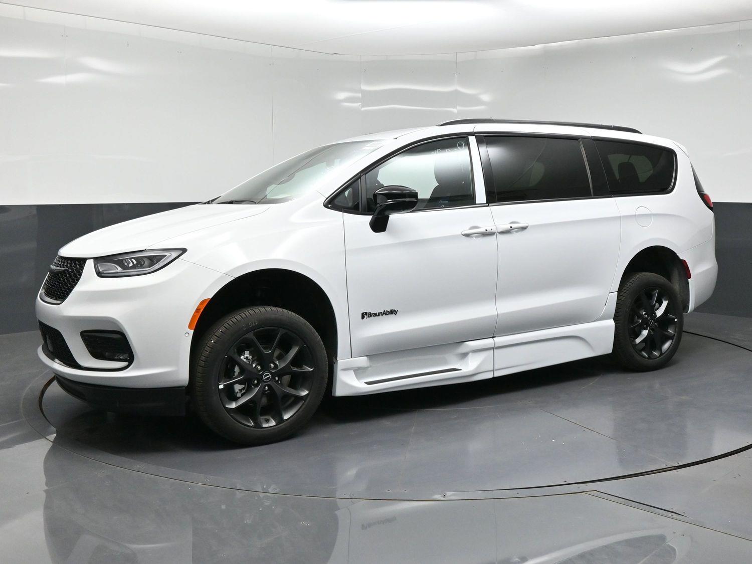 New 2026 Chrysler Pacifica Select