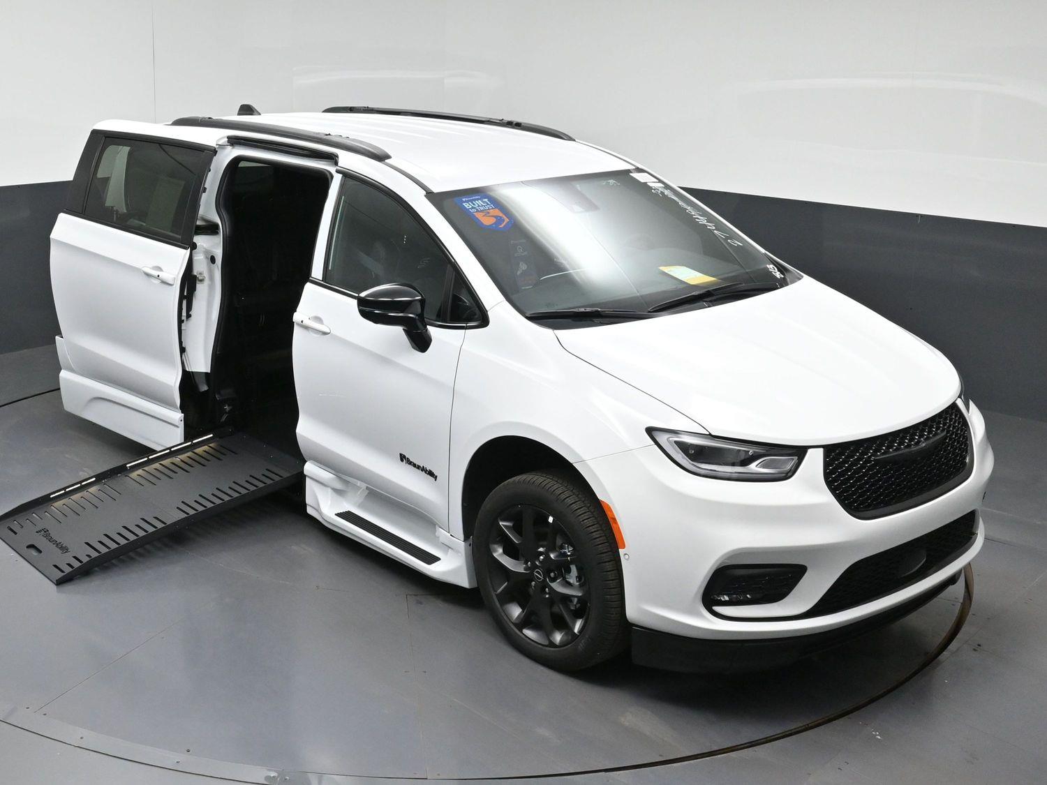 New 2026 Chrysler Pacifica Select