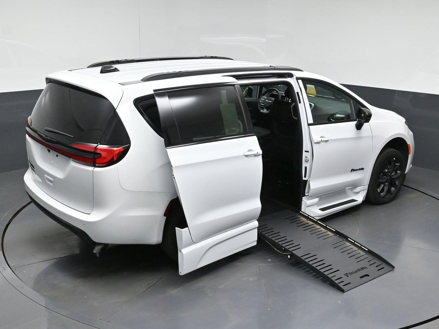 New 2026 Chrysler Pacifica Select