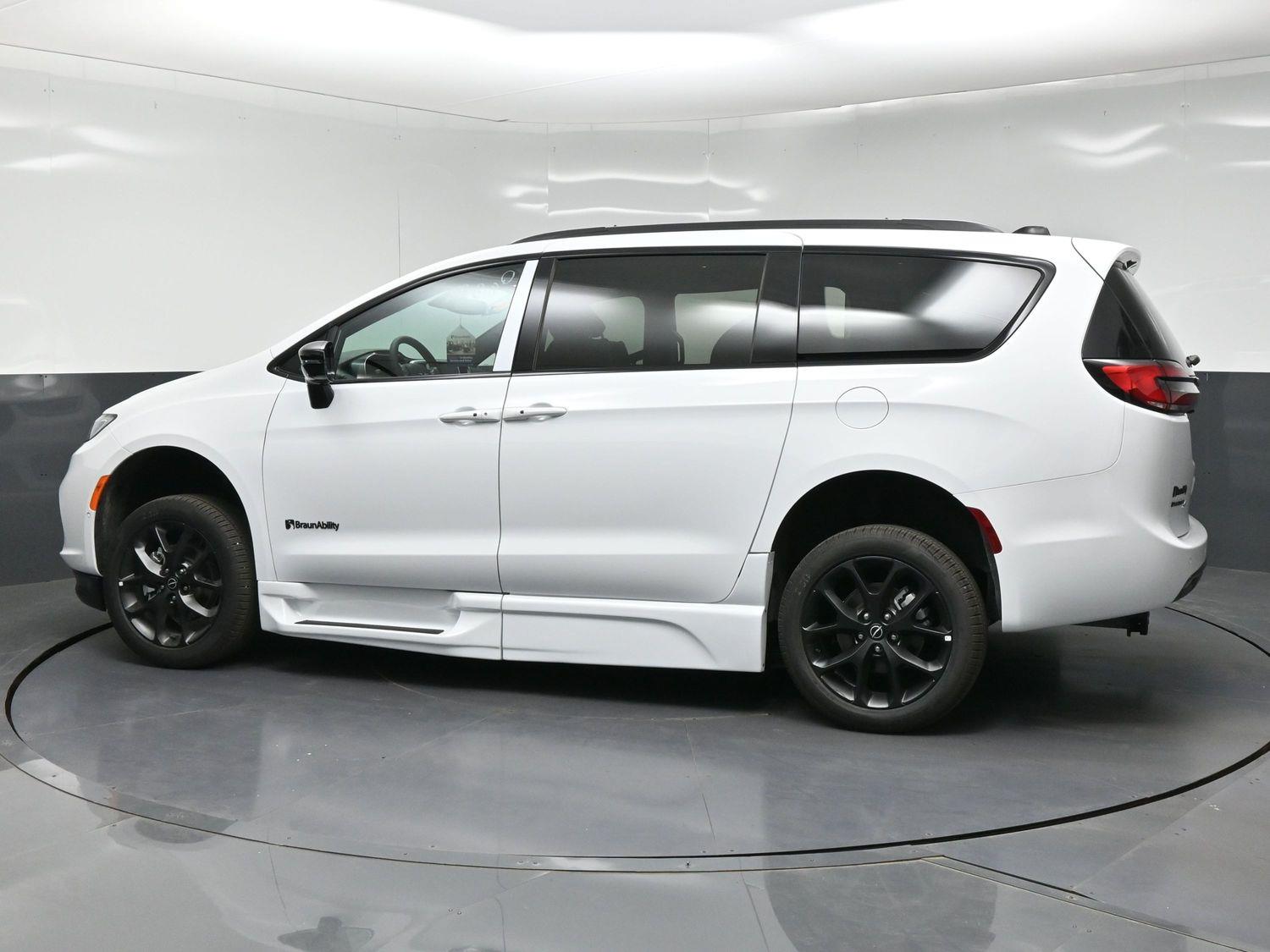 New 2026 Chrysler Pacifica Select