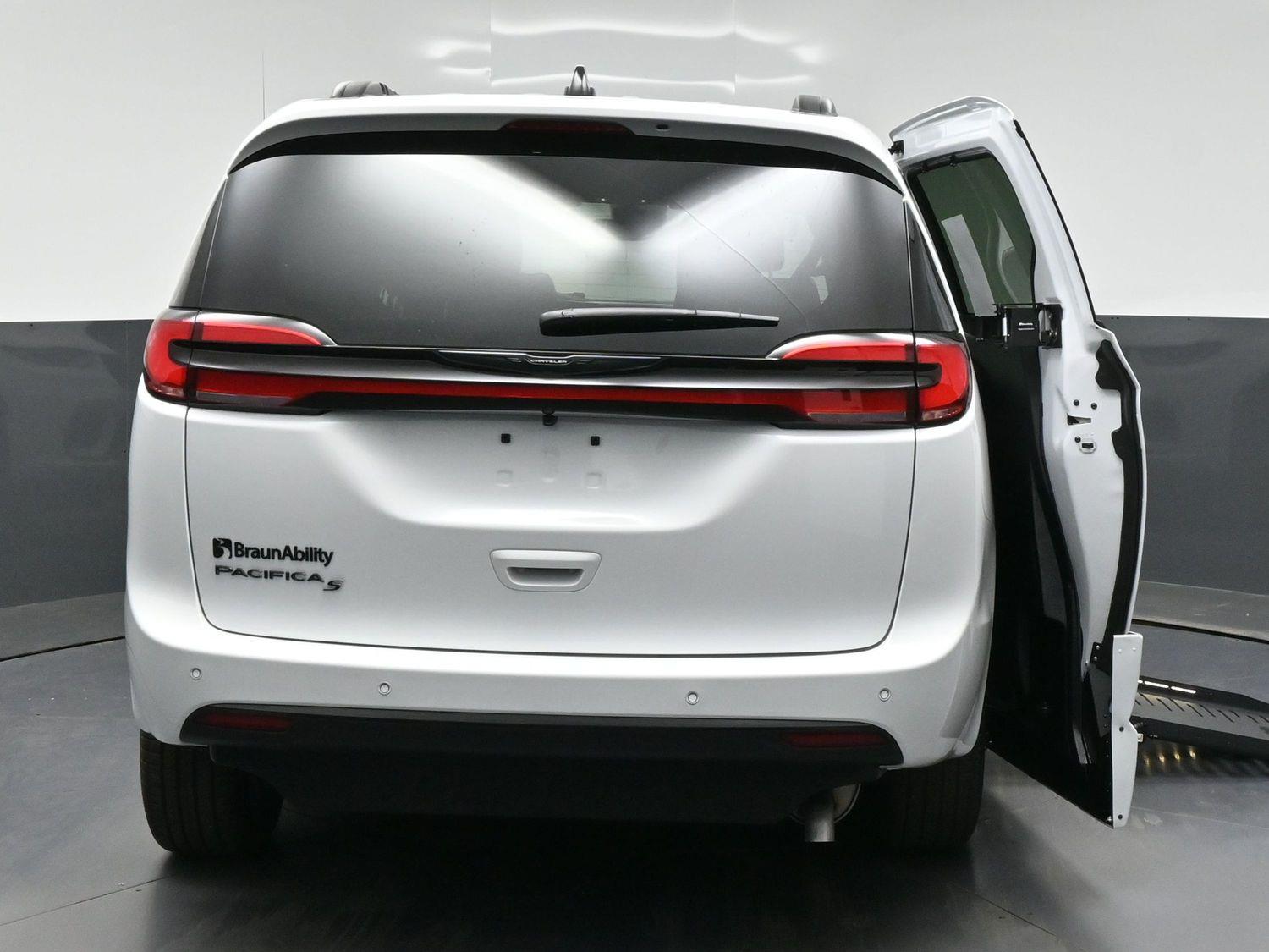 New 2026 Chrysler Pacifica Select