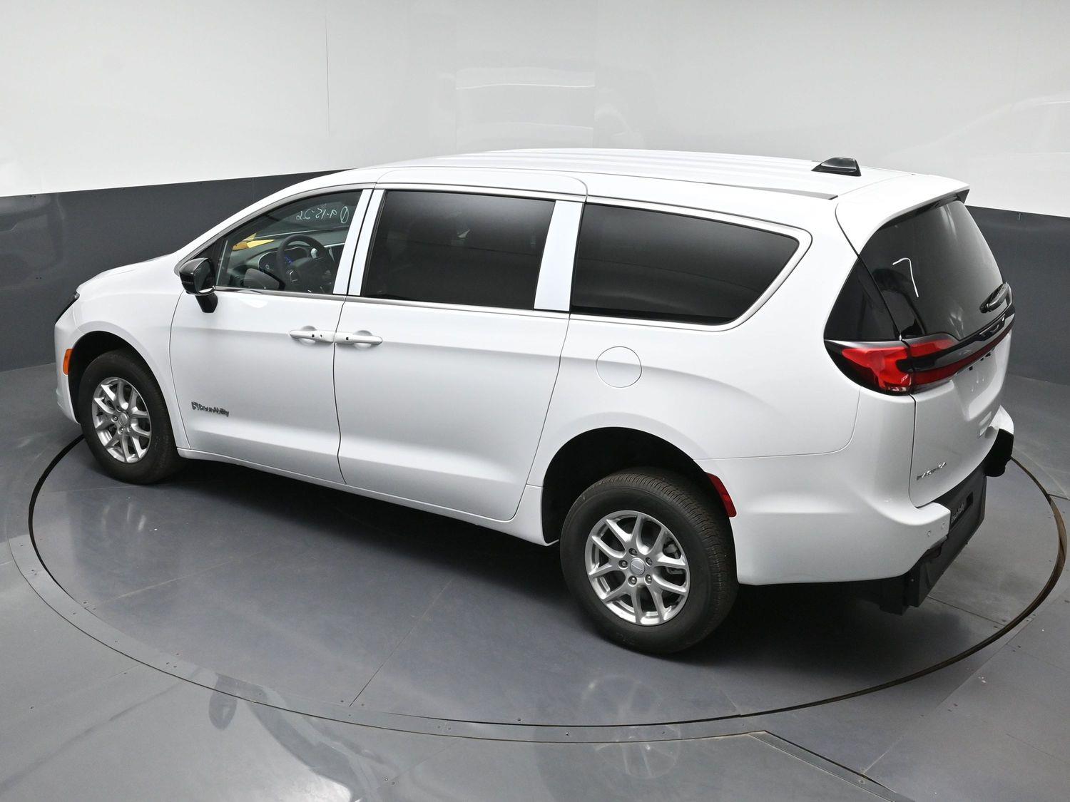 New 2027 Chrysler Pacifica Select