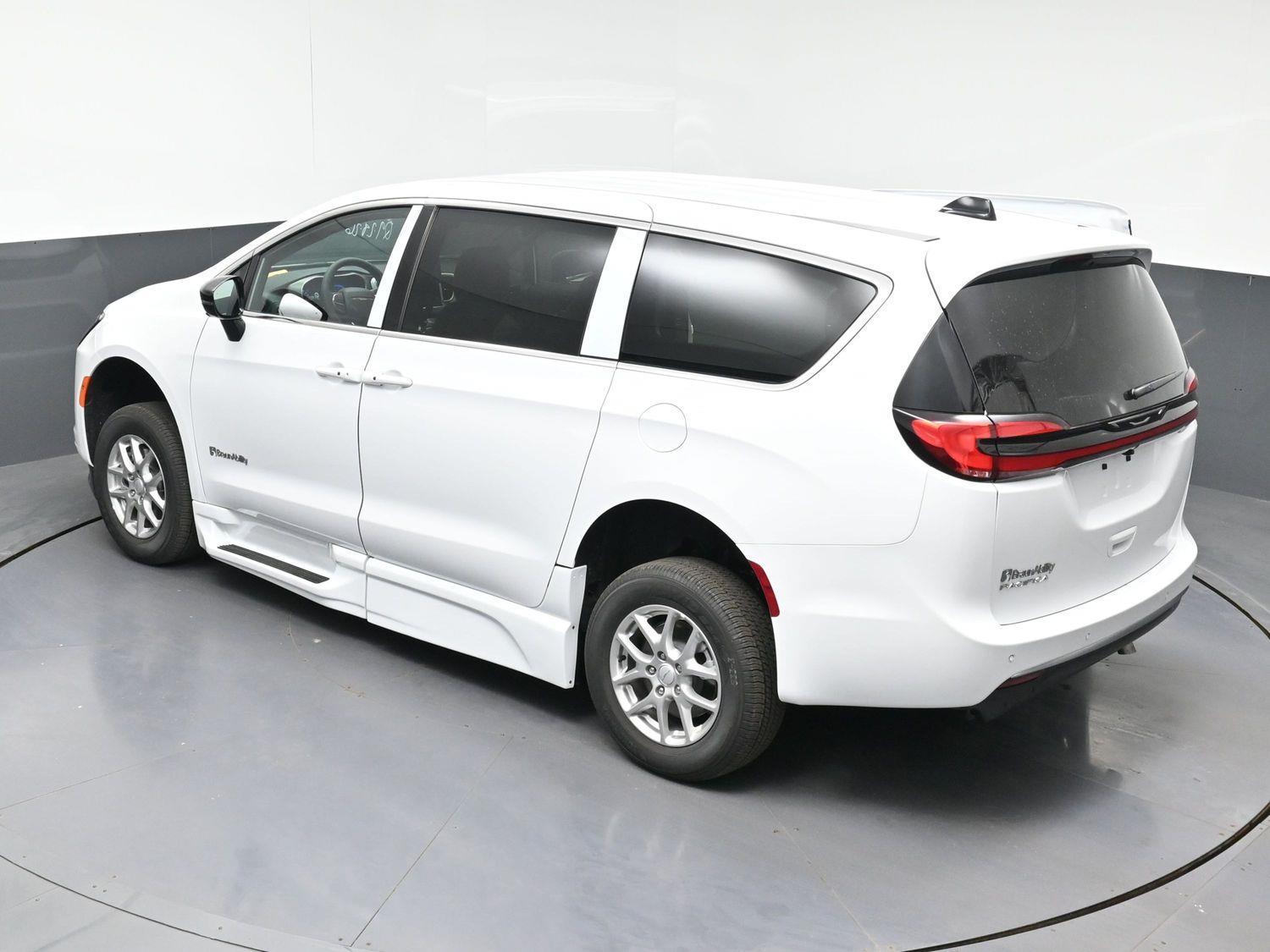 New 2027 Chrysler Pacifica Select