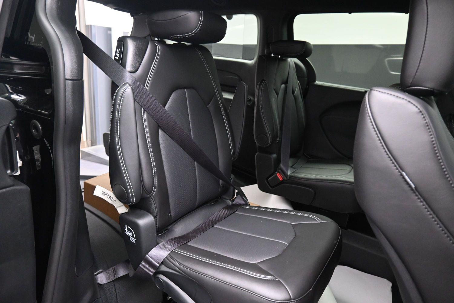 New 2027 Chrysler Pacifica Select
