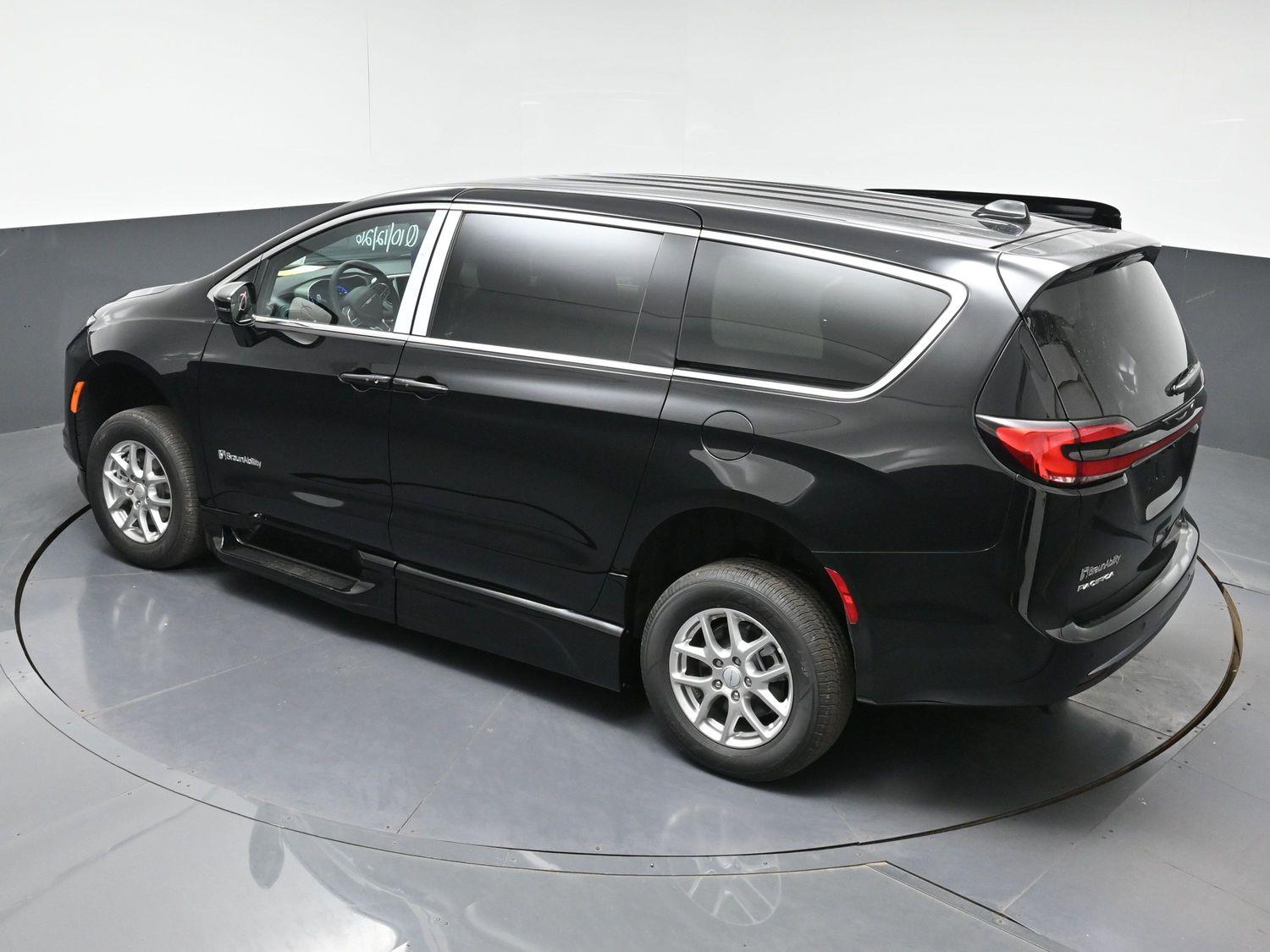 New 2027 Chrysler Pacifica Select
