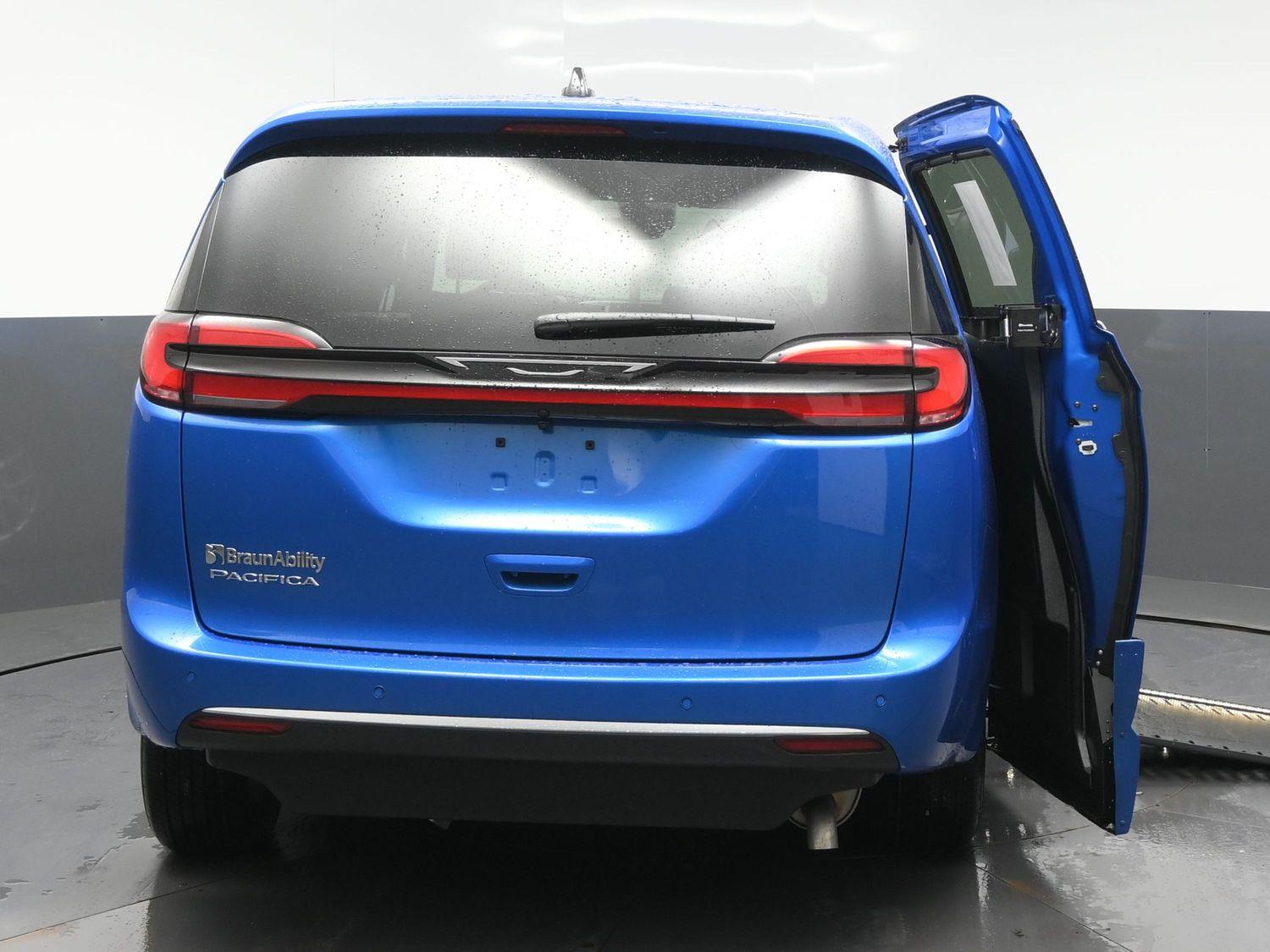 New 2027 Chrysler Pacifica Select