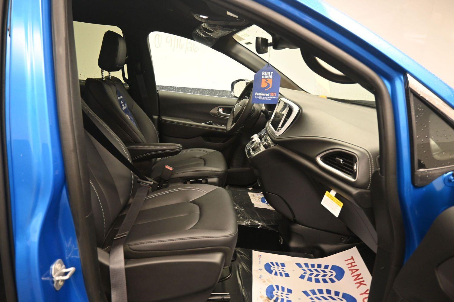 New 2027 Chrysler Pacifica Select