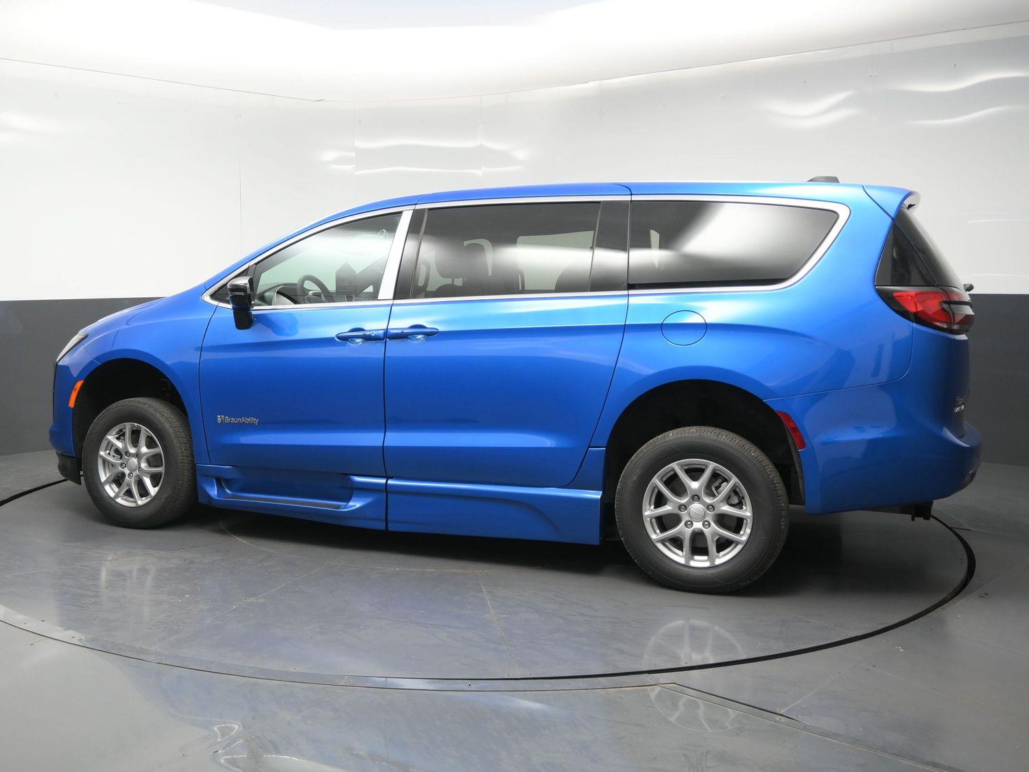 New 2027 Chrysler Pacifica Select