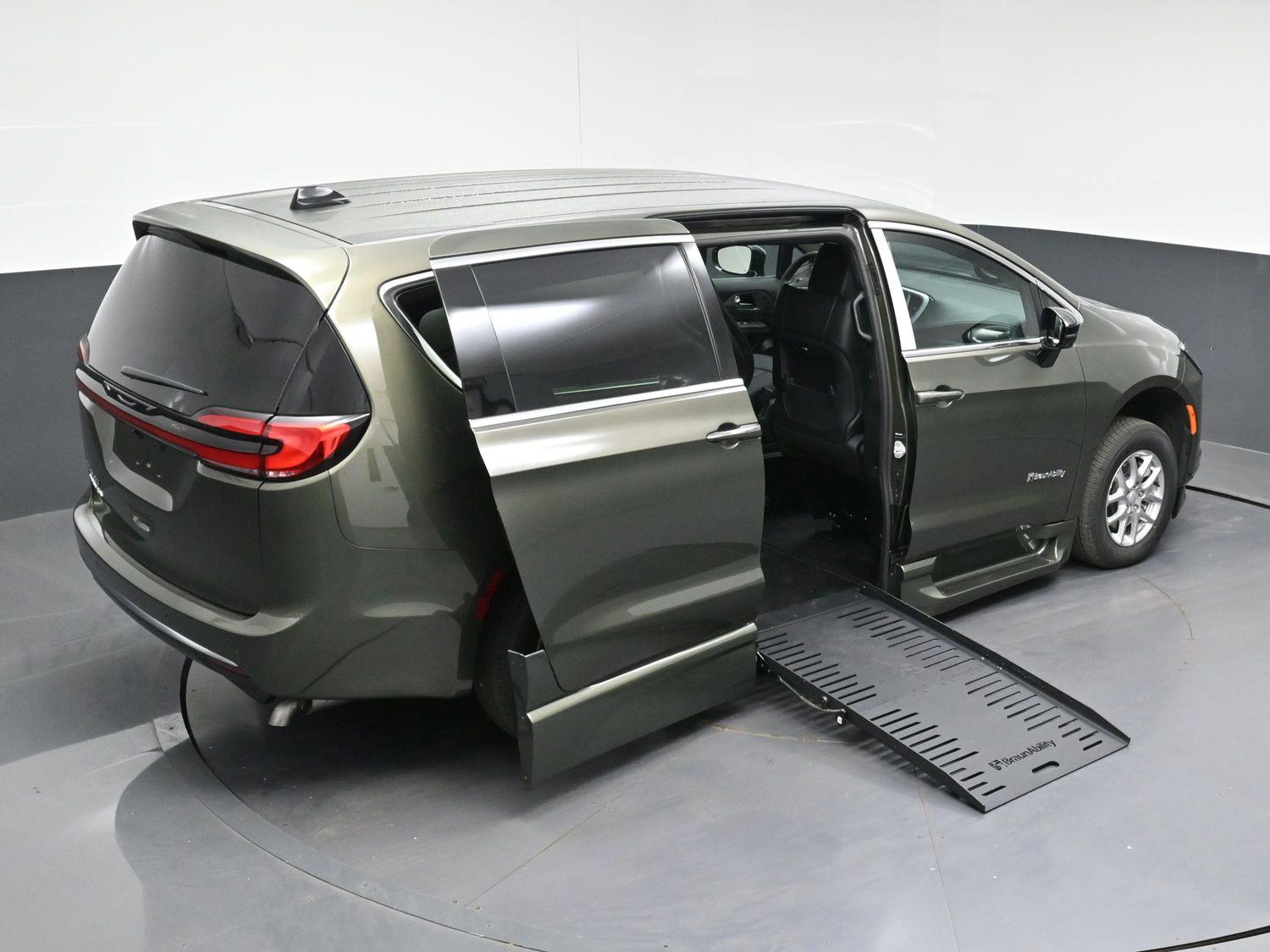 New 2027 Chrysler Pacifica Select
