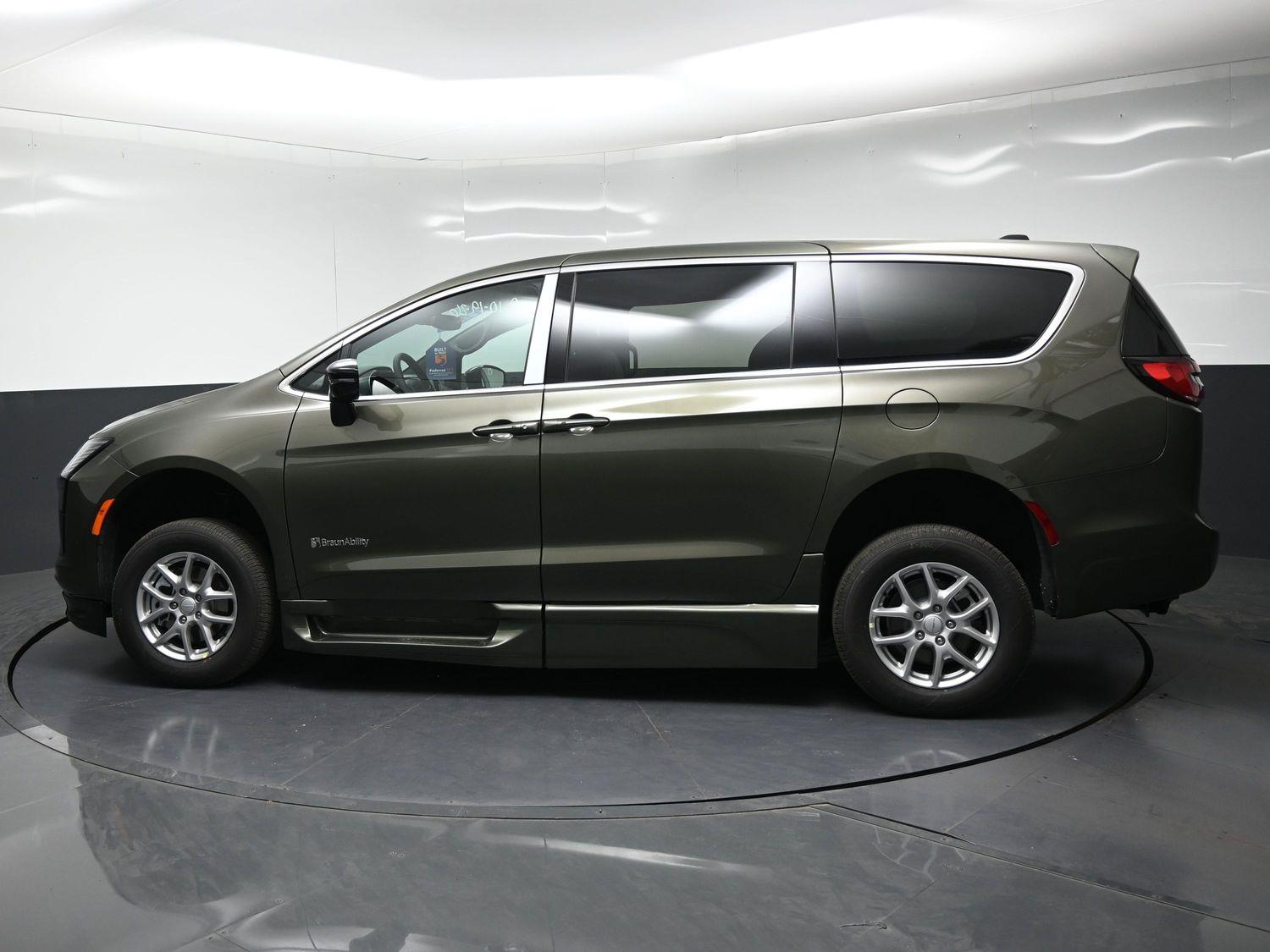 New 2027 Chrysler Pacifica Select
