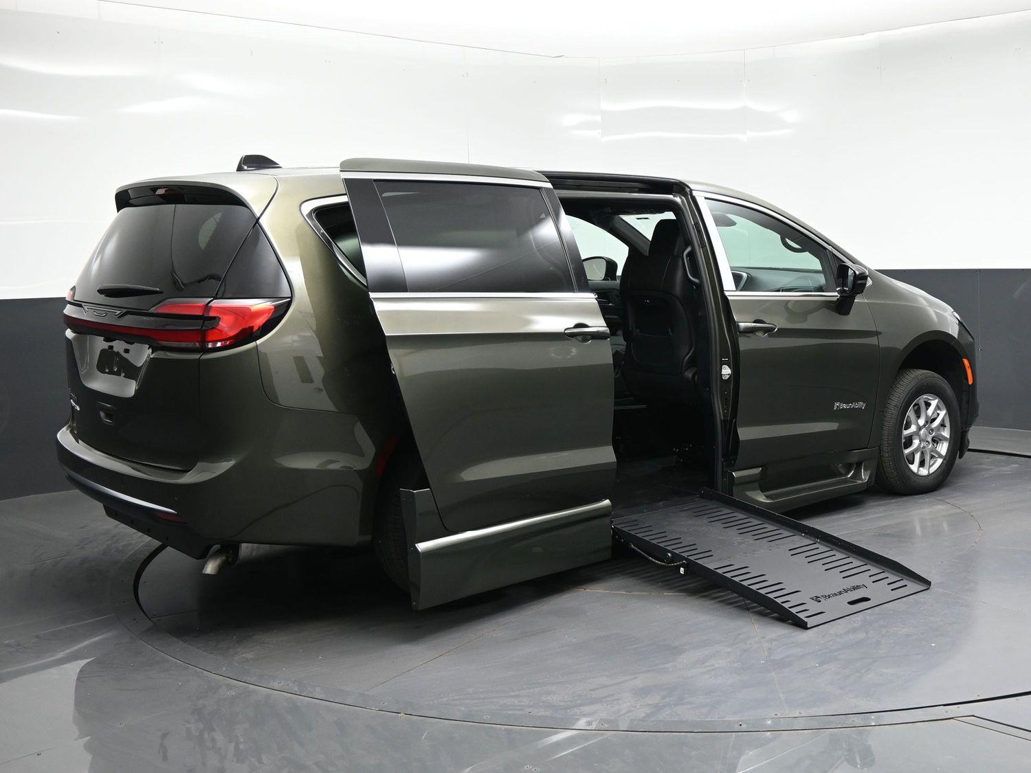 New 2027 Chrysler Pacifica Select