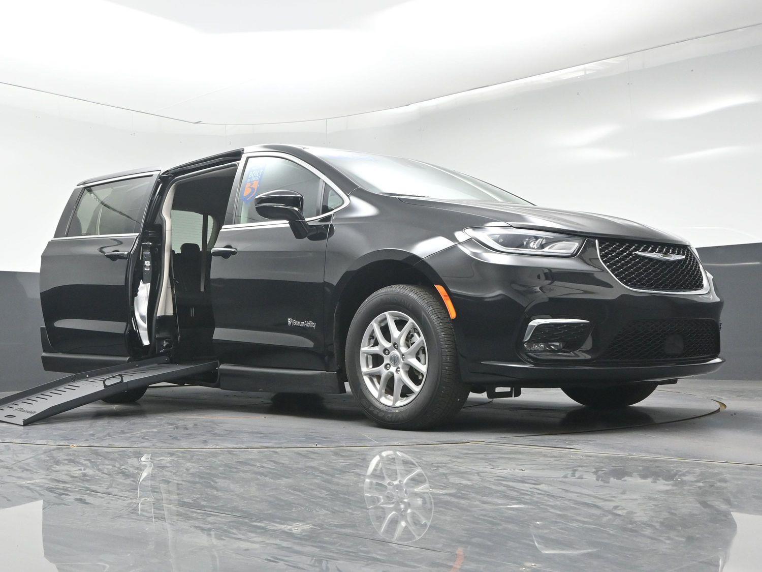 Certified Pre-Owned 2024 Chrysler Pacifica Touring L